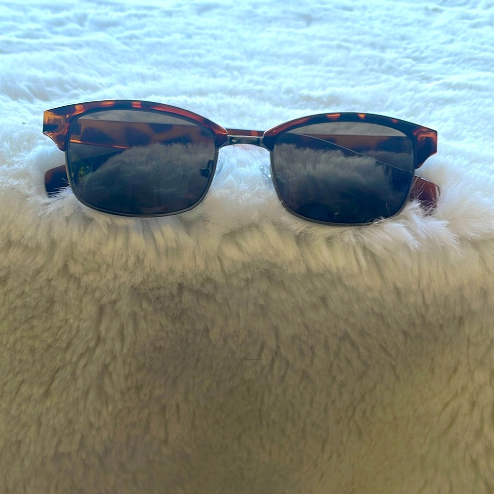 EUC Lucky 🍀 beautiful tortoise shell framed sunglasses!